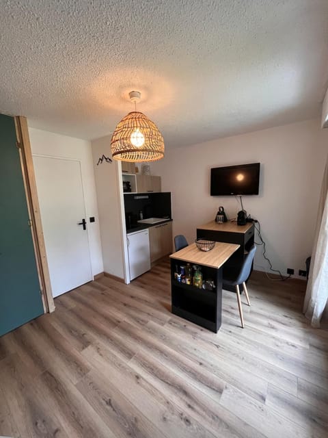 Kitchen or kitchenette, Dining area, stove
