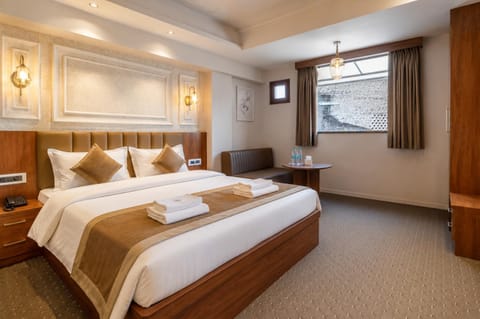 Bed, Bedroom, towels