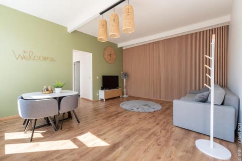 Communal lounge/ TV room, TV and multimedia, Living room, Photo of the whole room, Seating area, Dining area