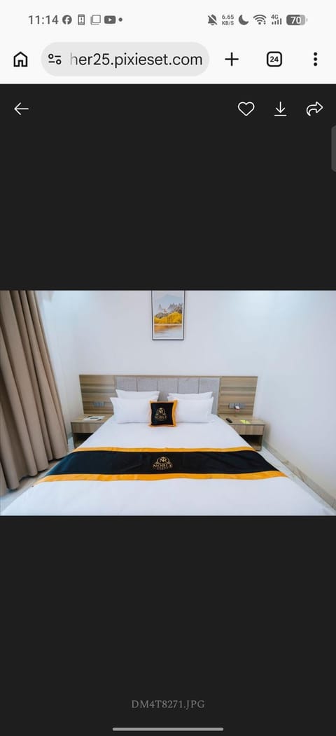 Bed, TV and multimedia, Photo of the whole room, Bedroom, Text overlay, hair dresser