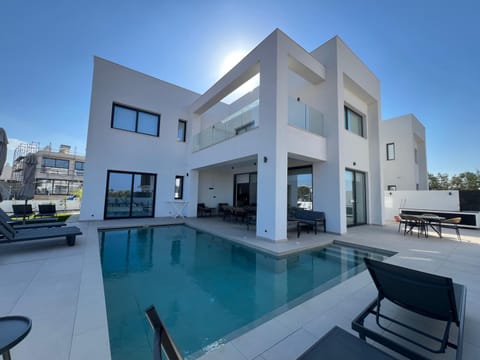 Swimming pool, sunbed