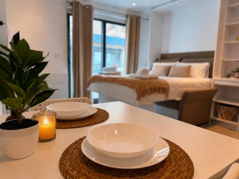 Dining area, Dinner, air conditioner