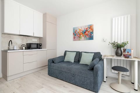 Coffee/tea facilities, Kitchen or kitchenette, Living room, Seating area