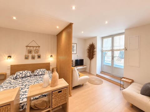 Bed, TV and multimedia, Living room, Photo of the whole room, Seating area, Bedroom