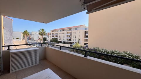 Property building, Day, View (from property/room), Balcony/Terrace, City view