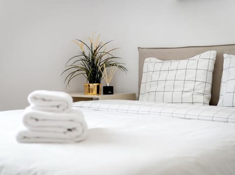 Bed, Photo of the whole room, Bedroom, towels