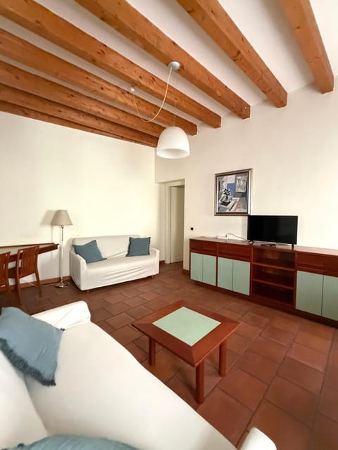 TV and multimedia, Living room, Evening entertainment