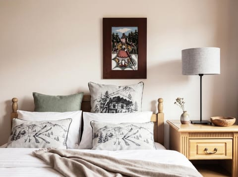 Bed, Photo of the whole room, Decorative detail, Bedroom