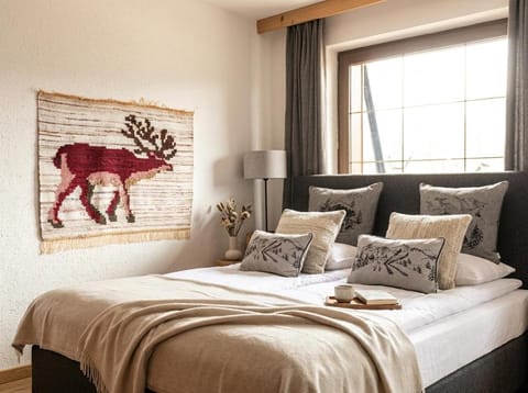Bed, Photo of the whole room, Decorative detail, Bedroom