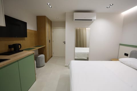 Bed, TV and multimedia, Kitchen or kitchenette, Photo of the whole room, Bedroom, air conditioner