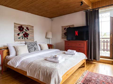 Bed, TV and multimedia, Food and drinks, Photo of the whole room, Bedroom, Food, towels