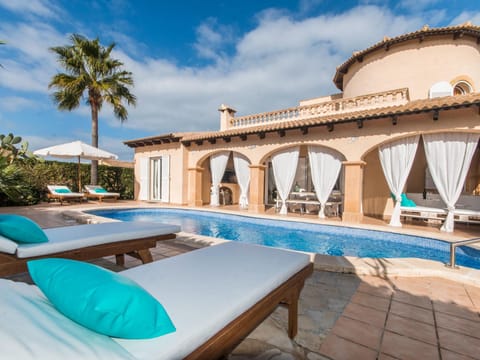Property building, Balcony/Terrace, Swimming pool, Swimming pool