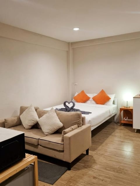 Bed, Seating area, Bedroom