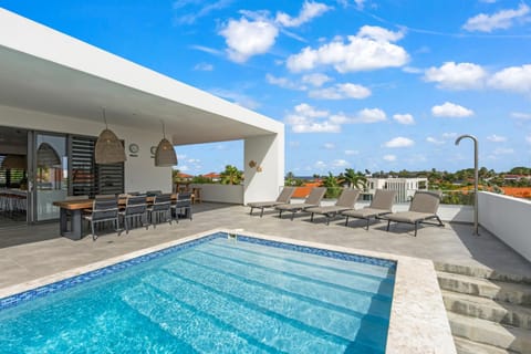 Shower, Dining area, Swimming pool, sunbed