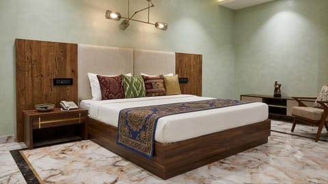Bed, Living room, Photo of the whole room, Seating area, Bedroom, wardrobe