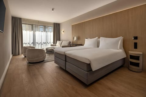 Bed, Photo of the whole room, Seating area, Bedroom