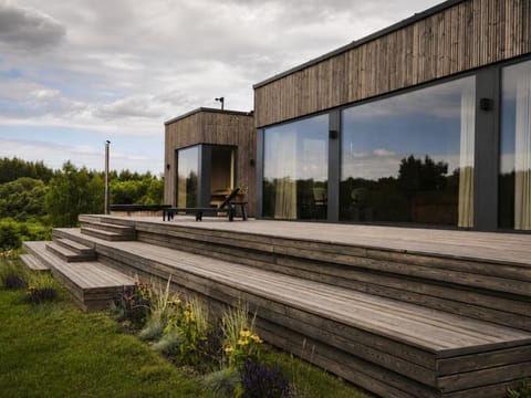 Property building, Day, Summer, Balcony/Terrace