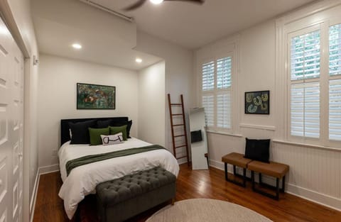 Bed, Photo of the whole room, Seating area, Bedroom