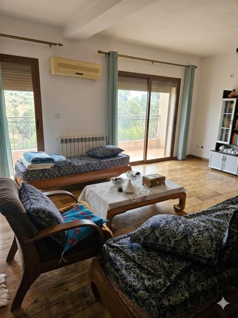 TV and multimedia, Living room, Seating area, air conditioner