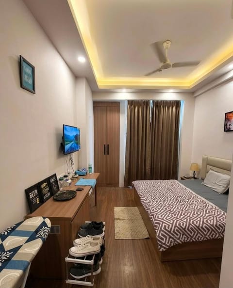 Bed, TV and multimedia, Living room, Seating area, Bedroom