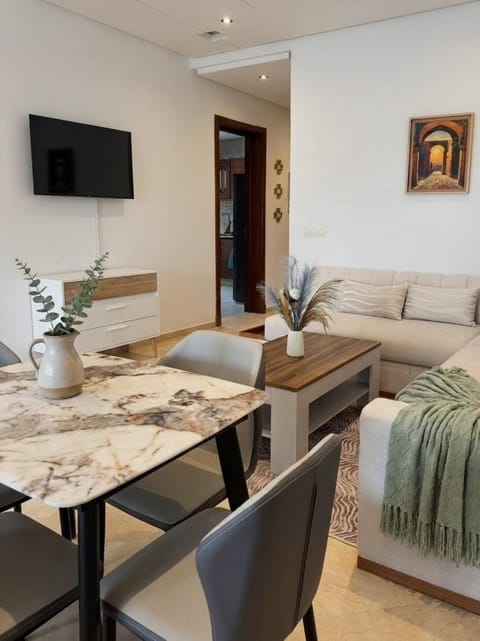 TV and multimedia, Living room, Seating area, Evening entertainment