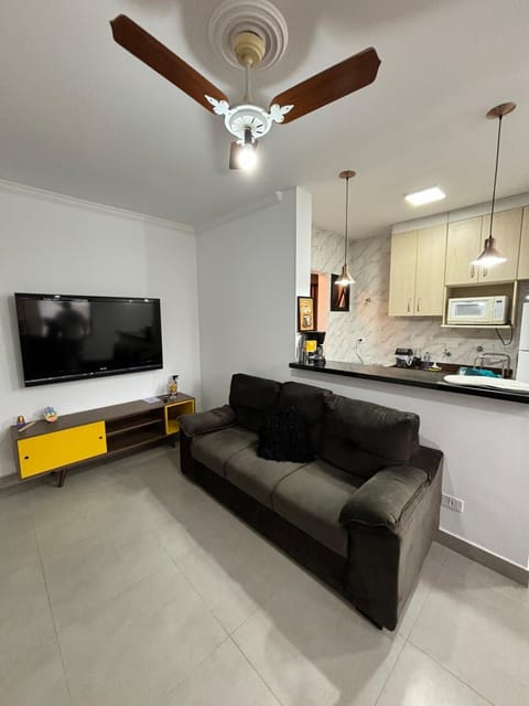 Communal lounge/ TV room, TV and multimedia, Kitchen or kitchenette, Living room, Dining area, stove
