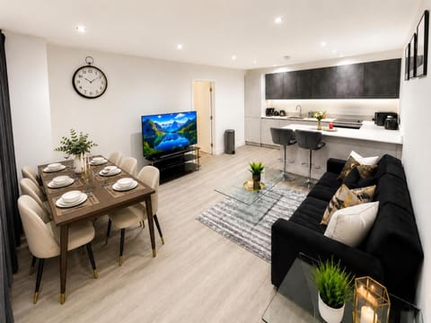 TV and multimedia, Kitchen or kitchenette, Living room, Seating area, Dining area