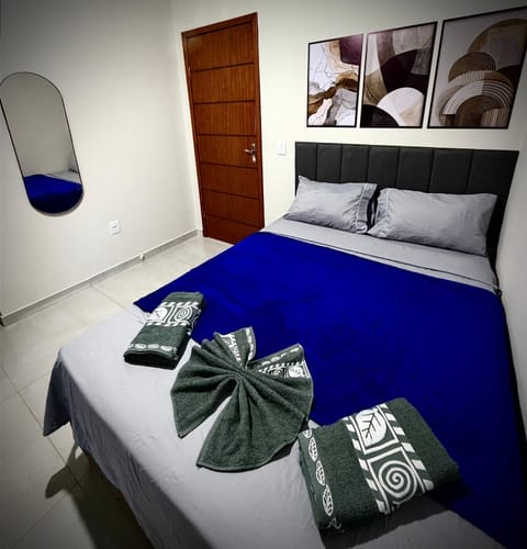 Bed, Bedroom, towels