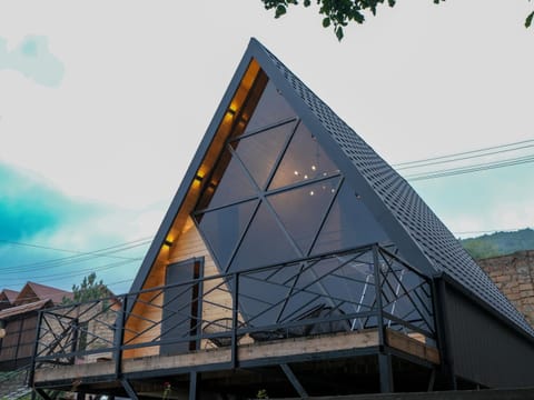 Property building, Day, Balcony/Terrace