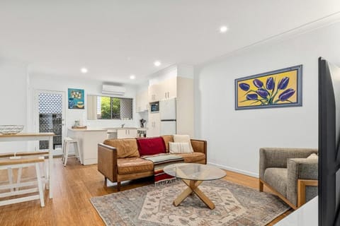 TV and multimedia, Kitchen or kitchenette, Living room, Seating area, Dining area, dishwasher, stove