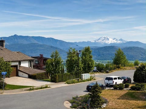 Neighbourhood, Mountain view, Parking
