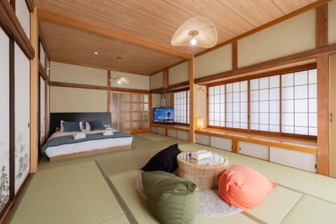 Bed, TV and multimedia, Living room, Photo of the whole room, Seating area, Bedroom