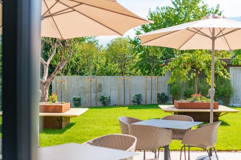 Patio, Day, Garden, Seating area, Dining area, Garden view