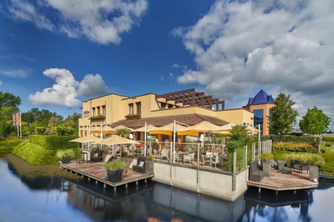 Property building, Restaurant/places to eat, Balcony/Terrace