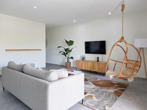 Communal lounge/ TV room, TV and multimedia, Living room, Seating area, Evening entertainment