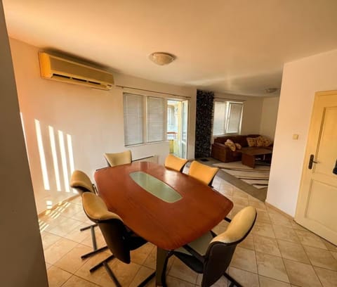 Living room, Seating area, Dining area, air conditioner
