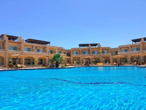 Property building, Day, Pool view, Swimming pool, Swimming pool, sunbed