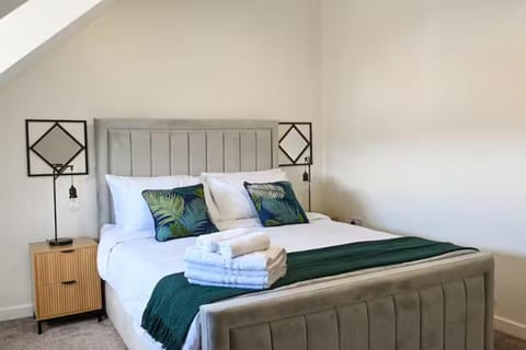Bed, Bedroom, towels