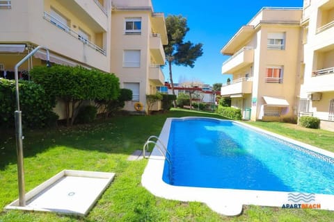 Property building, Garden, Swimming pool, sunbed