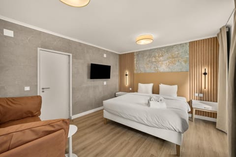Bed, TV and multimedia, Photo of the whole room, Bedroom