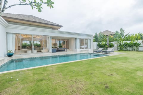 Property building, Patio, Day, Garden, Garden view, Pool view, Swimming pool, sunbed