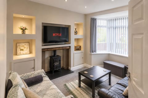 TV and multimedia, Living room, Seating area, fireplace