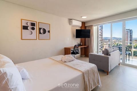 Bed, TV and multimedia, Balcony/Terrace, Seating area, Bedroom, City view