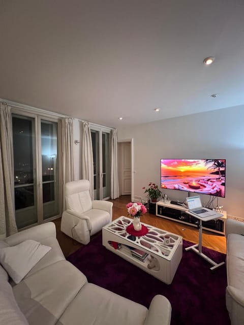 Communal lounge/ TV room, TV and multimedia, Living room, Seating area