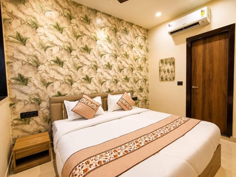 Bed, Photo of the whole room, Seating area, Bedroom, wardrobe