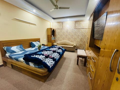 Bed, TV and multimedia, Living room, Photo of the whole room, Seating area, Bedroom, towels, wardrobe, air conditioner