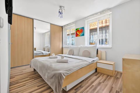 Bed, TV and multimedia, Photo of the whole room, Bedroom, towels, wardrobe