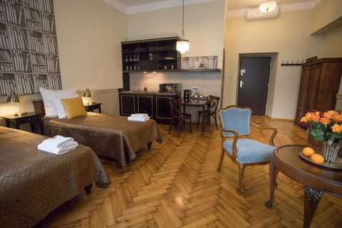 Bed, Kitchen or kitchenette, Living room, Photo of the whole room, towels