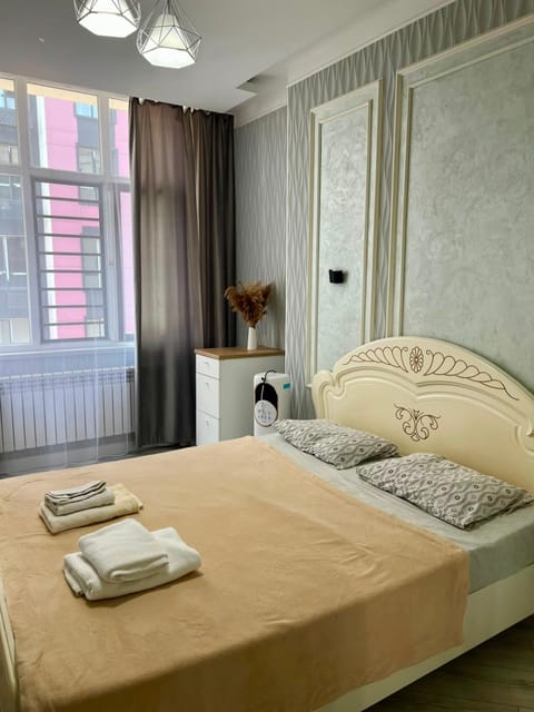 Bed, Bedroom, towels