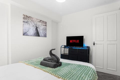 Bed, TV and multimedia, Bedroom